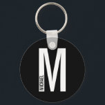 Modernes Personalisiertes Fettmonogramm und Name Schlüsselanhänger<br><div class="desc">Modernes Monogram Design mit personalisiertem Monogramm-Buchstaben "M" und Namen im modernen fett formatierten Sans Serif Schriftart Stil. Perfektes Geschenk für ihn,  Vatertagsgeschenk,  Trauzeuge Geschenk und vieles mehr.</div>