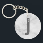 Modernes Personalisiertes Fettmonogramm und Name Schlüsselanhänger<br><div class="desc">Modernes Monogram Design mit personalisiertem Monogramm Buchstaben "J" und Namen im modernen fett formatierten Sans Serif Schriftart Stil. Perfektes Geschenk für ihn,  Vatertagsgeschenk,  Trauzeuge Geschenk und vieles mehr. Bitte beachten Sie: Die Marmordetails werden im Kunstwerk simuliert. Bei der Herstellung dieses Produktes wird kein Marmor verwendet</div>