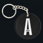 Modernes Personalisiertes Fettmonogramm und Name Schlüsselanhänger<br><div class="desc">Modernes Monogram Design mit personalisiertem Monogramm Buchstaben "A" und Namen im modernen fett formatierten Sans Serif Schriftart Stil. Perfektes Geschenk für ihn,  Vatertagsgeschenk,  Trauzeuge Geschenk und vieles mehr.</div>