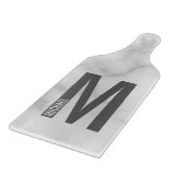 Modernes Personalisiertes Fettmonogramm und Name Schneidebrett (Ecke)