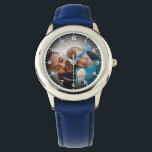 Modernes Personalisiertes Foto und maßgeschneidert Armbanduhr<br><div class="desc">Die Armbanduhr dieses kleinen Jungen zeichnet sich durch ein herzliches und personalisiertes Foto-Design aus, das sich perfekt eignet, um hochgeschätzte Erinnerungen zu feiern. Das Uhrengesicht zeigt das von einer klassischen numerischen Anordnung umgebene Bild und macht es den Kindern leicht, die Zeit zu lesen, während sie einen geliebten Augenblick nah behalte....</div>