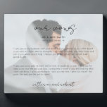 Modernes Personalisiertes Foto Wedding Vows Plaque Fotoplatte<br><div class="desc">Der Hochzeitstag schwört, sich immer an Ihren besonderen Tag und Ihr Versprechen zu erinnern. Diese elegante Hochzeitstag-Sake-Plakette zeigt ein Foto des Ehepaares mit "Our Vows" Text, der in handgeschriebener Stiltypografie dargestellt ist. Personalisieren Sie dieses Design mit Ihrem Foto, Namen, Hochzeitsdatum und Ort, und sie und seine Gelübde für eine besondere...</div>