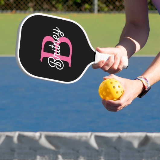 Modernes, Personalisiertes Monogramm mit Hot Pink  Pickleball Schläger (InSitu)