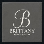 Modernes Personalisiertes Monogramm und Name Bride Steinuntersetzer<br><div class="desc">Moderne Personalisierte Bridesmaid-Geschenke mit personalisierten Monogrammen im modernen Script-Schriftart-Stil mit Name und Titel der Brautjungfrau im klassischen Serif-Schriftart-Stil. Auch perfekt für Trauzeugin,  Mutter der Braut und mehr.</div>