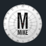 Modernes Personalisiertes Monogramm und Name Dartscheibe<br><div class="desc">Modernes Schwarz-Weiß-Monogramm-Design mit personalisiertem Monogramm und Name im modernen fett-serf-Schriftart-Stil.

Einzigartiges Geschenk für Vater,  Ehemann,  Großeltern und mehr.
Auch perfekt als moderne Loft/minimalistische Wohngestaltung Accessoires,  Geburtstagsgeschenk,  Feriengeschenk,  Familiengeschenk,  Wiedersehen-Geschenk,  Hauswärmeschenk und Geschenk für jeden besondere Anlässe.</div>