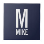 Modernes Personalisiertes Monogramm und Name Fliese<br><div class="desc">Modernes Schwarz-Weiß-Monogramm-Design mit personalisiertem Monogramm und Namen im modernen fett formatierten Sans Serif Schriftart Stil. Perfekt als modernes Loft/minimalistisches Wohngestaltung-Accessoire,  Hauswärmespeicher,  Familiengeschenk und Geschenk für alle besondere Anlässe.</div>