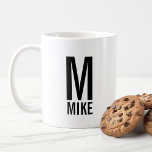 Modernes Personalisiertes Monogramm und Name Kaffeetasse<br><div class="desc">Modernes Schwarz-Weiß-Monogramm-Design mit personalisiertem Monogramm und Namen im modernen fett formatierten Sans Serif Schriftart Stil. Einzigartiges Geschenk für Vater,  Ehemann,  Großeltern,  Trauzeuge,  Trauzeuge und mehr. Auch perfekt als Geburtstagsgeschenk,  Feriengeschenk,  Familiengeschenk Wiedersehen und für alle besondere Anlässe.</div>