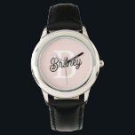 Modernes Personalisiertes Monogramm und Name Paste Armbanduhr<br><div class="desc">Die moderne Personalisierte Monogram und Name Pastel Pink Watch, ein elegantes und stilvolles Uhrwerk, das Personalisierung mit Eleganz verbindet. Diese Armbanduhr zeichnet sich durch ein sanftes pastellrosa Design aus, hervorgehoben durch Ihr personalisiertes Monogramm und Ihren Namen, wodurch sie zu einem einzigartigen Accessoire für jeden Anlass wird. Diese Armbanduhr ist perfekt...</div>