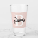 Modernes Personalisiertes Monogramm und Name Paste Glas<br><div class="desc">Mit unserem modernen Personalisierten Monogram und Name Pastel Pink Glass präsentieren wir Ihnen eine stilvolle und anpassbare Ergänzung zu Ihrer Glasware-Sammlung. Dieses Glas zeichnet sich durch ein zeitgenössisches Design in weichen Pastellrosa aus, personalisiert mit Ihrem Monogramm und Namen für eine einzigartige Touch. Ideal, um Ihre Lieblingsgetränke mit einem personalisierten Flair...</div>