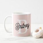 Modernes Personalisiertes Monogramm und Name Paste Kaffeetasse<br><div class="desc">Die moderne Personalisierte Monogram und Name Pastel Pink Kaffeemaschine Tasse, eine köstliche Ergänzung zu Ihrer Morgenroutine oder ein nachdenkliches Geschenk für jemanden Besonderes. Diese Kaffeemaschine zeichnet sich durch ein modernes Design in sanftem Pastellrosa aus, personalisiert mit Ihrem Monogramm und Namen für eine individuelle Touch. Ideal, um Ihre Lieblingsgetränke auf der...</div>