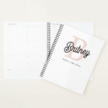 Modernes Personalisiertes Monogramm und Name Paste Planer<br><div class="desc">Mit unserem modernen Personalisierten Monogram und Name Pastel Pink Planner, dem ultimativen Tool zum stilvollen bleibe. Dieser Planer zeichnet sich durch ein elegantes und zeitgemäßes Design in sanftem Pastellrosa aus, personalisiert mit Ihrem Monogramm und Namen für eine einzigartige Touch. Es ist perfekt für die Terminverwaltung, die Zielsetzung und den behalt...</div>