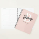 Modernes Personalisiertes Monogramm und Name Paste Planer<br><div class="desc">Mit unserem modernen Personalisierten Monogram und Name Pastel Pink Planner, dem ultimativen Tool zum stilvollen bleibe. Dieser Planer zeichnet sich durch ein elegantes und zeitgemäßes Design in sanftem Pastellrosa aus, personalisiert mit Ihrem Monogramm und Namen für eine einzigartige Touch. Es ist perfekt für die Terminverwaltung, die Zielsetzung und den behalt...</div>