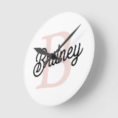 Modernes Personalisiertes Monogramm und Name Paste Runde Wanduhr (Winkel)