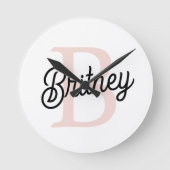 Modernes Personalisiertes Monogramm und Name Paste Runde Wanduhr (Vorderseite)