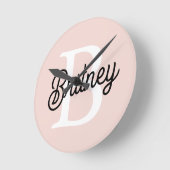 Modernes Personalisiertes Monogramm und Name Paste Runde Wanduhr (Winkel)