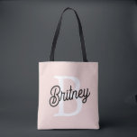 Modernes Personalisiertes Monogramm und Name Paste Tasche<br><div class="desc">Die moderne Personalisierte Monogram und Name Pastel Pink Tote Tasche, ein stilvolles und funktionelles Accessoire für den Alltag oder als nachdenkliches Geschenk. Diese Tasche ist in einem zeitgemäßen Design in sanftem Pastellrosa personalisiert, mit Ihrem Monogramm und Namen für eine individuelle Touch. Ideal, um das Wesentliche zum Arbeiten, zur Schule oder...</div>