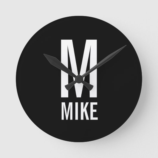 Modernes Personalisiertes Monogramm und Name Runde Wanduhr (Vorderseite)