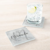 Modernes Personalisiertes Monogramm und Name Weiße Glasuntersetzer (Schrägansicht)