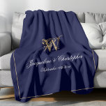 Modernes Personalisiertes, neu verheiratetes Keepa Fleecedecke<br><div class="desc">Moderne schicke Navy Blue Personalisiert Newlyweds Keepake Monogram Fleece Blanket. Personalisierter Marineblau und goldfarbener mit Monogramm Fleecedecke. Stilvolle klassische Schrift für den Anfang, die Namen der Braut und Bräutigam, und das Hochzeitstag auf einem schlichten eleganten marineblauen Hintergrund. Perfektes Hochzeitsgeschenk für frische Weds, eine gepflegte Erinnerung ihres besonderen Tages oder ein...</div>