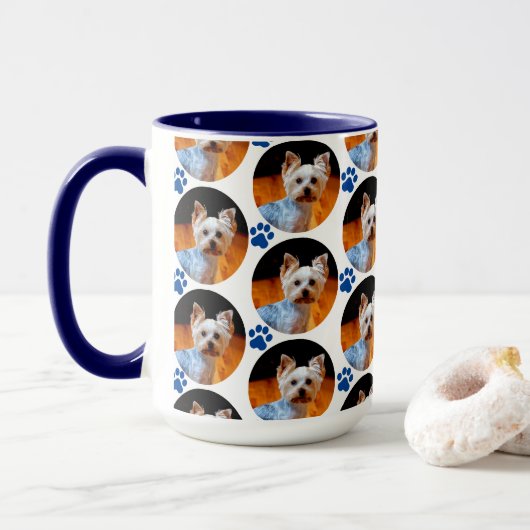 Modernes Pet Foto Blue Paw Print Patches Tasse (Mit Donut)