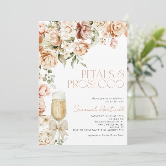 Modernes Petals- und Prosecco-Brautparty Einladung (Stehend Vorderseite)
