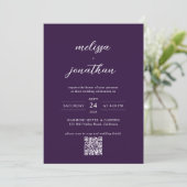 Modernes PflaumenLila Foto Script QR Code Hochzeit Einladung (Stehend Vorderseite)