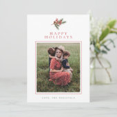 Modernes Pine Branch & Berries Foto Feiertagskarte (Stehend Vorderseite)