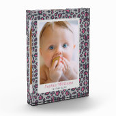 Modernes Pink Grey Leopard Print Baby Foto (Links)