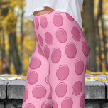 Modernes Pink Polka Dot Muster Leggings<br><div class="desc">Zeitloser Charme: Steigern Sie Ihr Modespiel mit diesen atemberaubenden Polka Dot Leggings! Mit ihrem kühlen und lebendigen Design sind sie perfekt für alle Ansprüche, von energiesparenden Trainings bis hin zu schicken, lässigen Tagen. Komfortabel und niedlich, fügen diese Leggings eine Touch spielerischer Eleganz zu jedem Outfit hinzu. Warten Sie nicht -...</div>