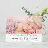 Modernes Pink Script Baby Girl Foto Birth Ankündigung (Stehend Vorderseite)