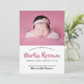Modernes Pink Script Foto Neugeborenes Baby Girl B Ankündigung (Stehend Vorderseite)