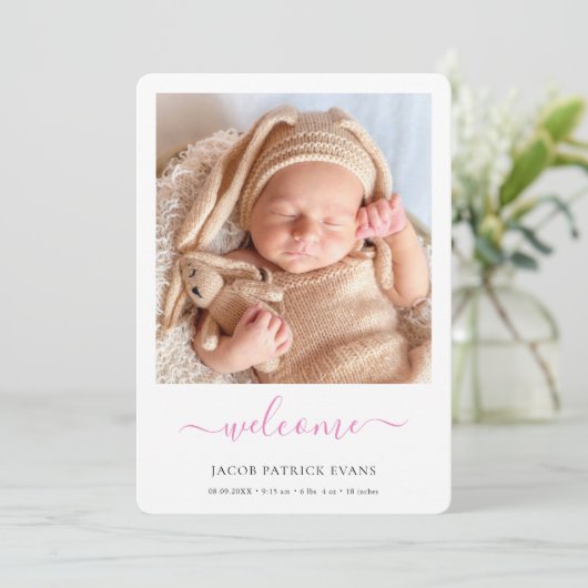 Modernes Pink Script Welcome Foto Girl Baby Ankündigung (Stehend Vorderseite)