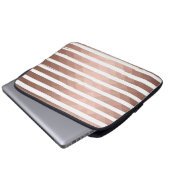 Modernes pinkfarbenes, weißes Stripteppichchen Laptopschutzhülle (Vorne Knopf)