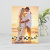 Modernes Pinsel Script Couple Foto Wir Got Verheir Ankündigung (Stehend Vorderseite)