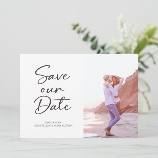 Modernes Pinselskript 2 Foto Hochzeit Save The Date (Stehend Vorderseite)