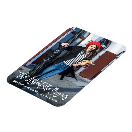 Modernes Pinselskript-Abschluss Abenteuer beginnt Magnet (Linke Seite)