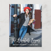 Modernes Pinselskript-Abschluss Abenteuer beginnt Postkarte (Vorderseite)