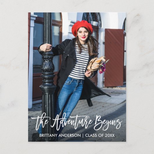 Modernes Pinselskript-Abschluss Abenteuer beginnt Postkarte (Vorderseite)