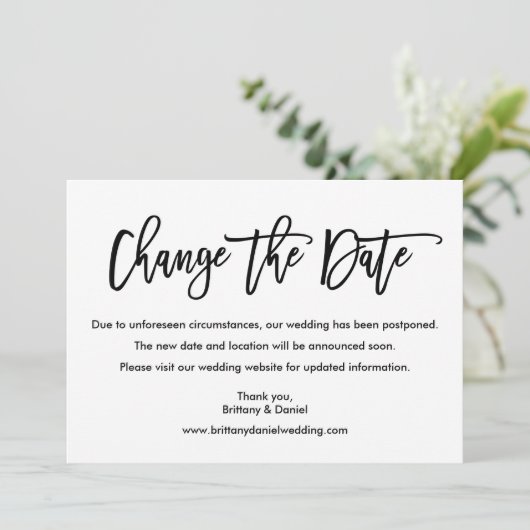 Modernes Pinselskript ändert die Datumskarte Save The Date (Stehend Vorderseite)