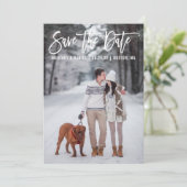 Modernes Pinselskript Couple Foto Save the Date (Stehend Vorderseite)