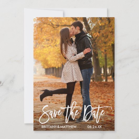 Modernes Pinselskript Couple-Foto Save The Date (Vorderseite)