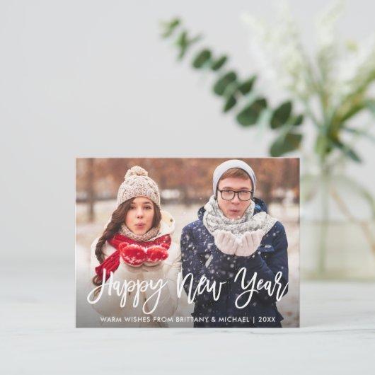 Modernes Pinselskript-Foto-Happy New Year Postkarte (Stehend Vorderseite)