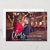 Modernes Pinselskript-Foto Neujahr Cheers Feiertagskarte (Vorne/Hinten)