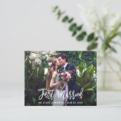 Modernes Pinselskript, nur verheiratet Foto Postkarte (Stehend Vorderseite)