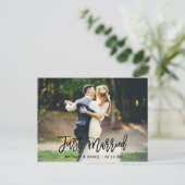 Modernes Pinselskript nur verheiratet Foto Postkarte (Stehend Vorderseite)