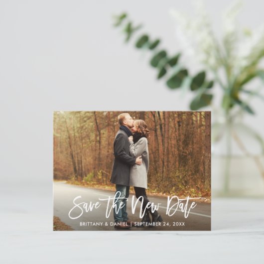 Modernes Pinselskript Rette das neue Datum Postkarte (Stehend Vorderseite)