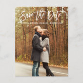 Modernes Pinselskript Save the Date mit Foto Postkarte (Vorderseite)