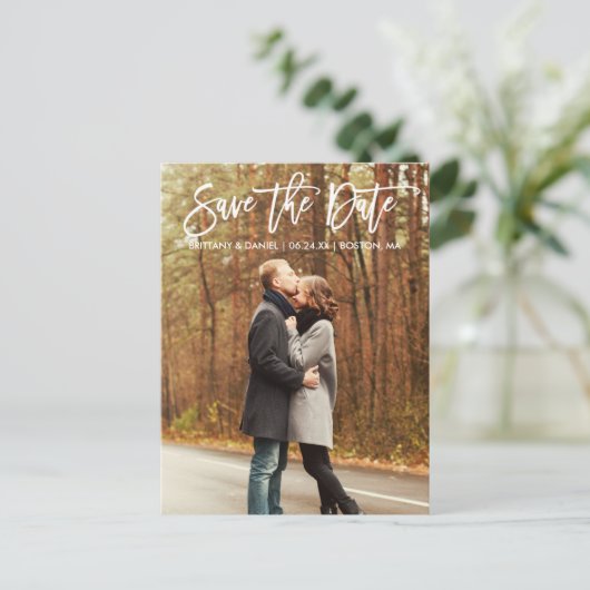Modernes Pinselskript Save the Date mit Foto Postkarte (Stehend Vorderseite)