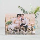 Modernes Pinselskript Wir Got Verheiratetes Foto Ankündigung (Stehend Vorderseite)