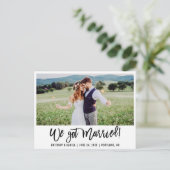Modernes Pinselskript Wir Got Verheiratetes Foto Postkarte (Stehend Vorderseite)